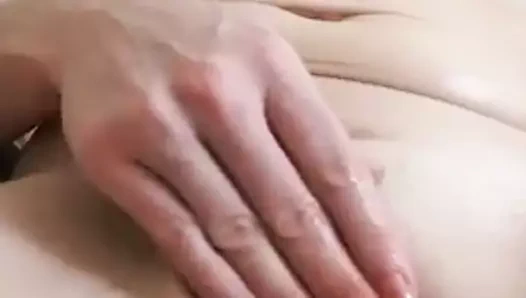 Sürtünme onu kedi ve oynama ile onu klitoris yüzüğü