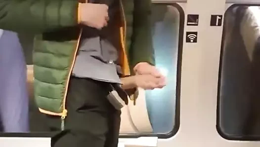 Mastürbasyon ve cumming üzerinde bir metro tren
