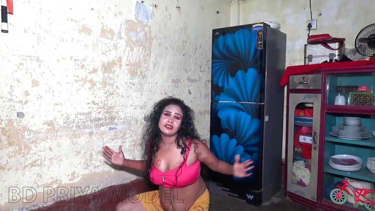 Hintli kız ateşli seksi dans ediyor