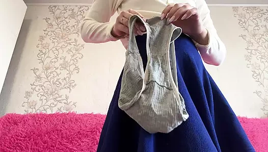 18 yaşındaki öğrenci külotunu çıkardı ve amını okşuyor