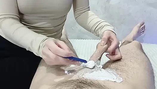 Üvey kız üvey babasının penisini tıraş etti ve ona harap bir orgazmla yağlı bir elle muamele yaptı.