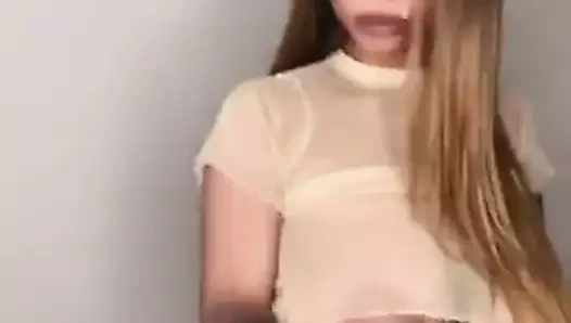 Bazen böyle büyük memeleri saklayamazsın