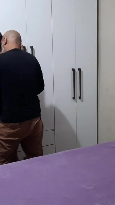Anne seyahat etti ve üvey babasından üvey kızına bakmasını istedi, ancak adam onu annesinin yerine koydu. | Klip 1