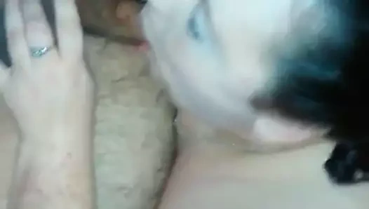 Aptal fahişe amcık şişman bir yarağı emiyor