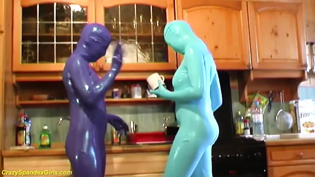 Evde seksi lezbiyen gerçek taytlı catsuit kızlar