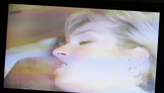 Asıl soru - bu kim, bu eski vhs filmi nedir?