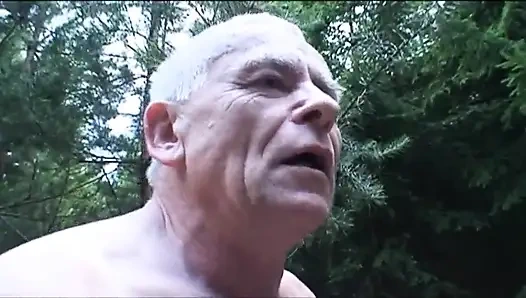 Yaşlı ve genç amcık üçlü grup seks piknikte sikişiyor