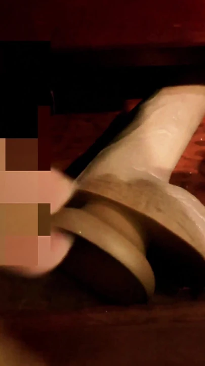 Dolabında dildo yakalayınca patronumun ateşli karısını sert sikiyorum. Çok seksi | Klip 1