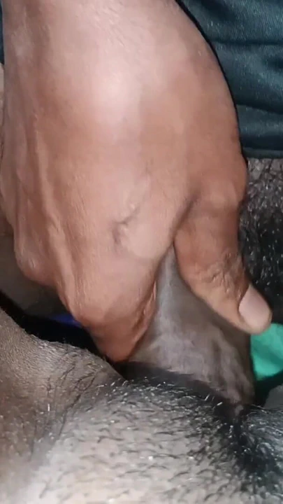 Hintli orta yaşlı seksi kadın kocasıyla edepsizce konuşuyor | Klip 1