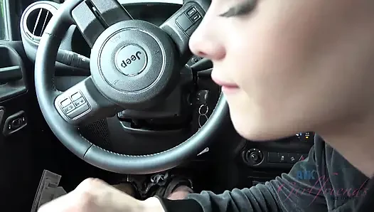 Bakış açısı elsa jean arabada sakso ve elle muamele! Sarışın emiyor, sert biniyor ve sonra büyük boşalma