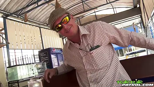 Taylandlı tatlı kız bacaklarını geniş açıyor