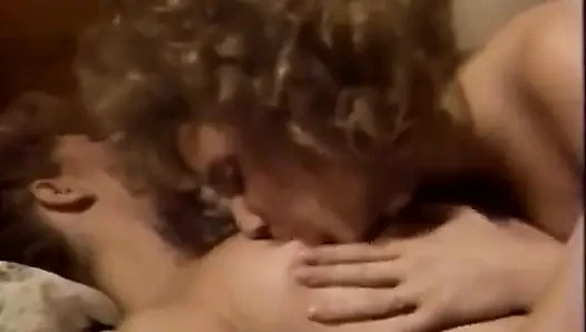 Meraklı adam playul sarışın tatlılar Bridgette Blue ve Sasha Sean'ın eğlencesine katılma şansını kaçıramadı