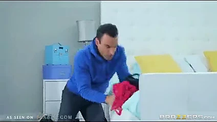 Sıcak kadın kedi yalamak alır ve o zaten seks