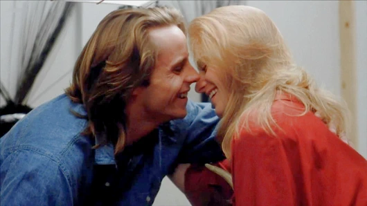 Juliette cummins bir filmde üstsüz