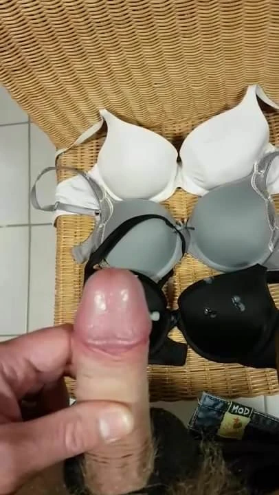Auf die BHs meiner Frau gespritzt 3