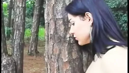 Travesti vahşi doğada seks yapmayı seviyor