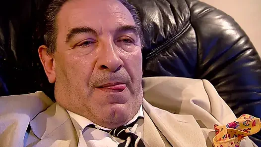 Kızıl Saçlı Tarra White Vahşice Büyük Yarağı Emiyor Ve Biniyor