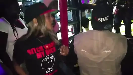 Miami'de boks maçında Henny kırmızı seksi göt