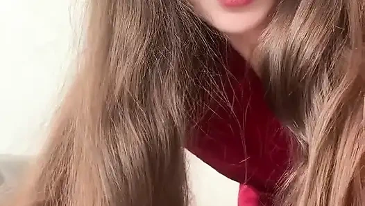 Rus güzelliği, iç çamaşırı ve deliklerinden oluşan bir koleksiyonu sergiliyor