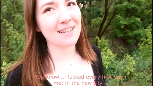 Kamu görevlisi azgın Asyalı tombul genç kız yeni bir şehirdeki ilk komedyenle sikişiyor