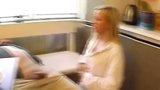 Hollandalı sarışın seviyor kaba mutfak seks ve derin aşk