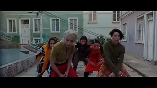 Güzel ema öpüşme ve dans etme