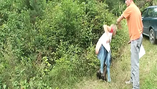 Muhteşem görünümlü sarışın bebek açık havada sert sikiliyor