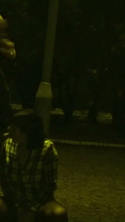 Sapık çift halka açık bir parkta birlikte mastürbasyon yapıyor | Klip 3