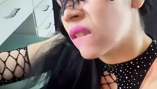 Kız tesisatçı evde yalnızken boruları tamir ederken tesisatçıya sürpriz yapıyor