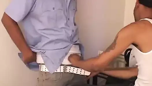 Atletik zenci kadın korkunç bir büyük zenci yarağını boğazladıktan sonra götüne sikiliyor