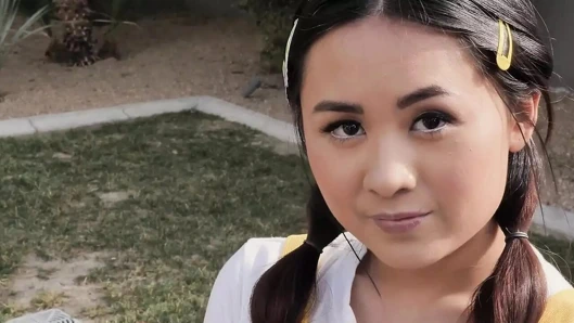 Genç prenses ella voneva Asyalı amcığını Diamond Banks'in büyük takma yarağıyla siktiriyor - littleasians ffm üçlü seks