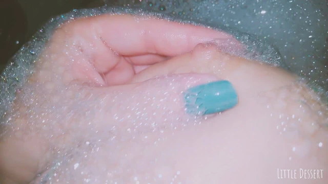 Küçük memeli kız küvette kendine dokunmayı seviyor