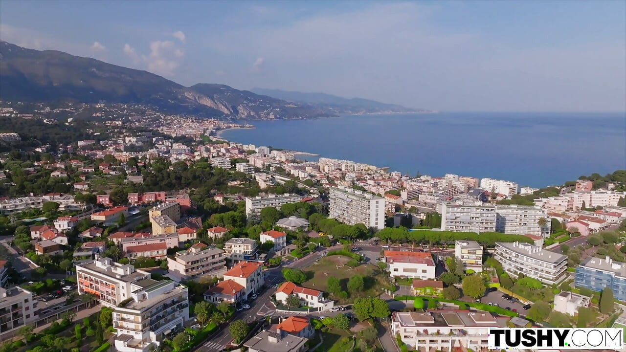 Tushy güzel turist Samantha anal macera için erkek arkadaşını terk ediyor