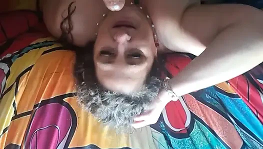 İri güzel kadın itaatkar sürtük büyük zenci yarağı tarafından sert bir şekilde yüzünü sikiyor