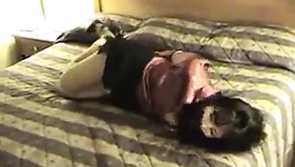 bir motel odasında hogtied