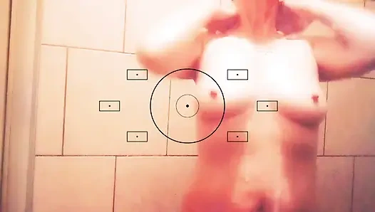 Seksi üvey anne duş alırken ve tıraş olurken filme alıyor