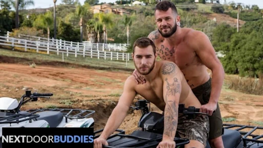 Yan kapıdaki arkadaşlar - yarak üzerinde yola çıkıyor - Johnny & Carter'ın ham flip-fuck macerası