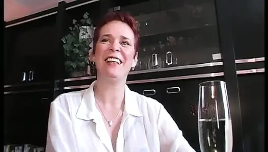 Şişman Alman kızıl saçlı kaltak iki azgın adamla alay ediyor
