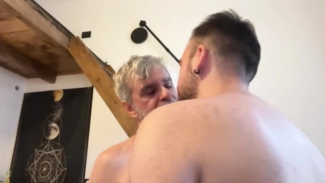 Genç gişt popo, çıplak penisiyle yaşlı bir Grindr dolandırıcısını seviyor