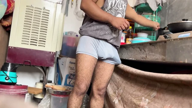 Vay be İlk Kez Oda Arkadaşının Büyük Canavar Sikini Görüyor