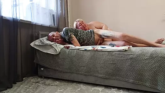 Kayınvalide yarak derinden yutuyor ve kalın döl yutuyor