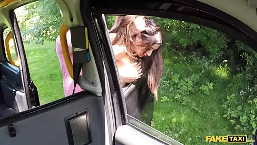 Sahte taksi seksi esmer prenses jas ve ona büyük memeler becerdin