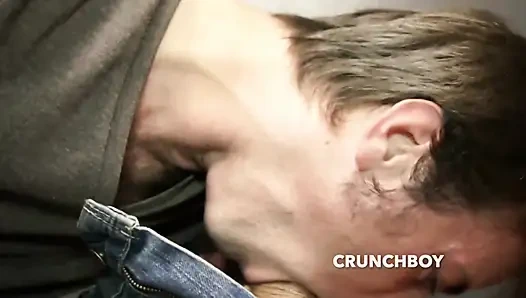 En iyi arkadaşımın büyük yarağını emiyor ve onu prezervatifsiz sikiyorum