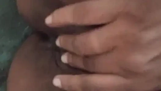 Büyük memeli ve ıslak amcıklı dildo şehveti ile banyo odasında Sri Lankalı kız musterbasyonu