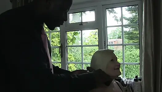 Зрелая переходит на большой черный член