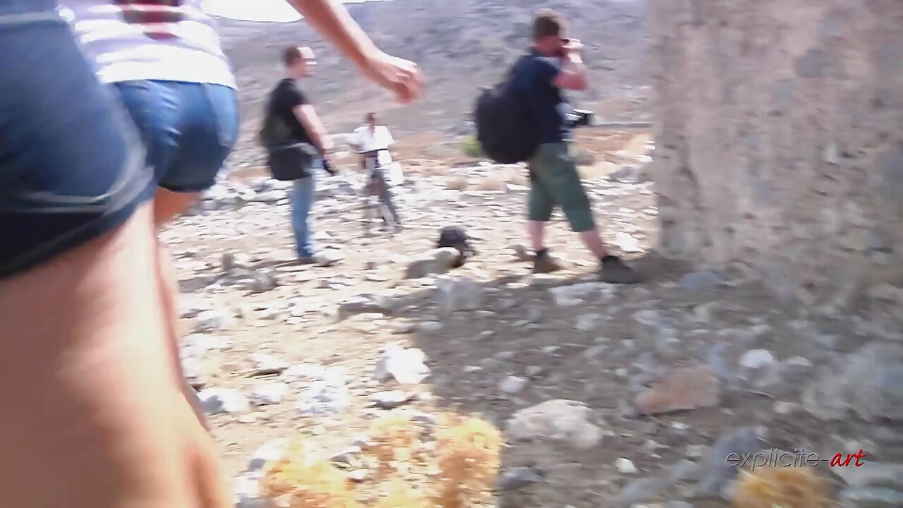 İki azgın Fransız kız açık havada iki adamla seks yapıyor