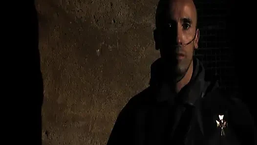 Olgun esmer zonklayan yarağı gırtlağına kadar alıyor ve damlayan tükürüyor