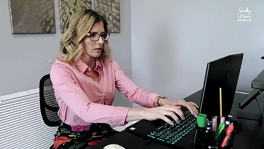 Sarışın fahişede Cory Chase patronunun götünü sikip ağzına boşalmasına izin verelim