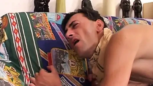 Travesti tarafından götten sikiliyor sonra onu götten sikiyor ve göğüslerine boşalıyor