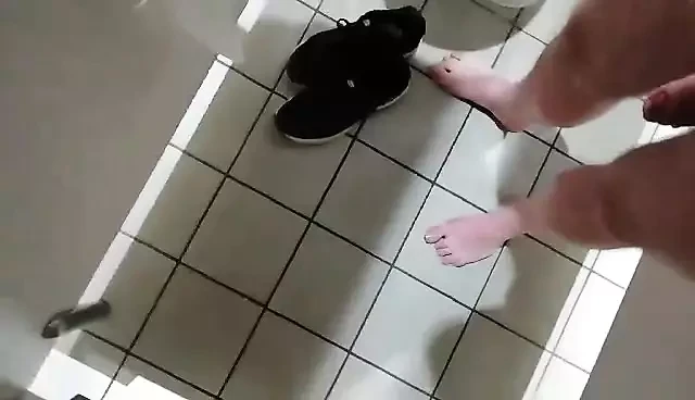 Раздевание и сперма в общественном туалете, часть 1